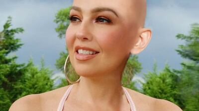 Thalía pierde la peluca en pleno video en TikTok