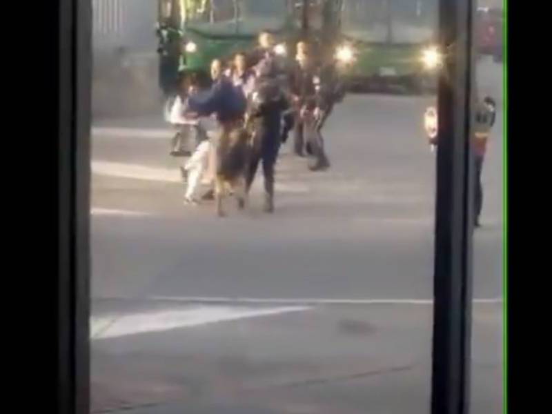 VIDEO. Estudiante patea a perro guardián tras colarse en servicio de transporte similar al Transmetro