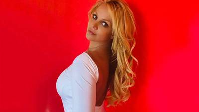 Britney Spears muestra nuevo look en revelador y diminuto bikini