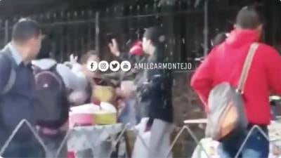 VIDEO. Vendedores ambulantes protagonizan pelea frente al Obelisco