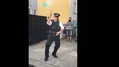 VIDEO. Un policía vuelve locos a los asistentes del carnaval de Notting Hill