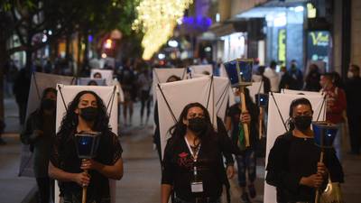 Mujeres trans realizan caminata con velas en el Paseo de la Sexta