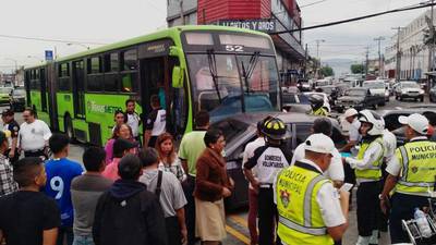 Conductora intentó cruzarse en Avenida Bolívar y colisiona con Transmetro