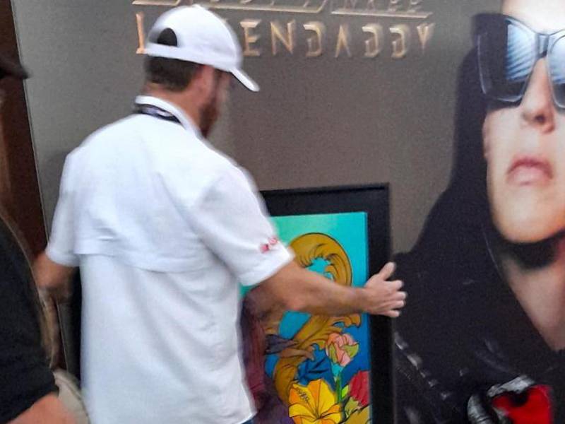 Spaint, artista guatemalteco, regala obra de arte a Daddy Yankee