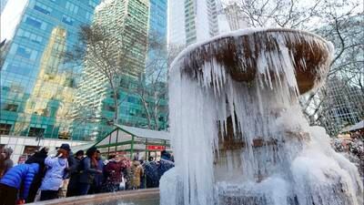 Habitantes de Nueva York reciben con frío histórico el 2018