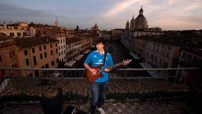 Guitarrista en Roma toca desde los tejados para mitigar el confinamiento