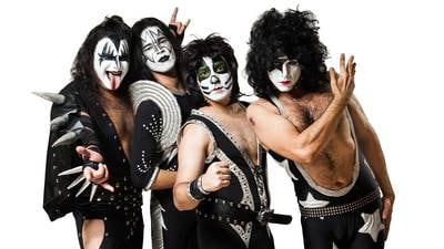 El cantante de una banda tributo a Kiss se incendia el cabello en pleno concierto