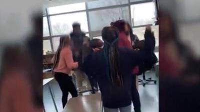 Video: maestra pierde los estribos y golpea a una de sus alumnas