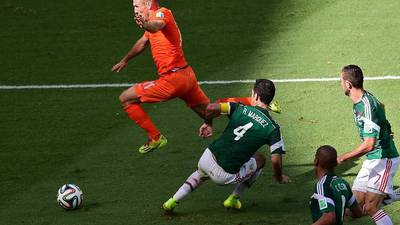 La Federación de Holanda se burla de un aficionado mexicano y le dice que sí &#34;era penal&#34;