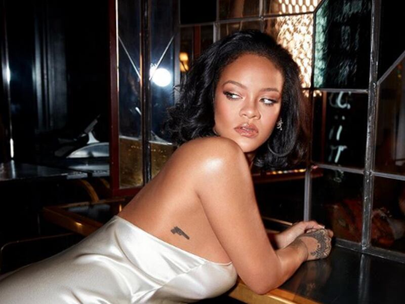 Rihanna muestra su lado sexy con blusa negra transparente sin sostén