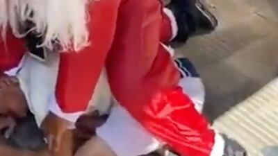VIDEO. Repartidor disfrazado de Santa Claus detiene a ladrón tras asalto