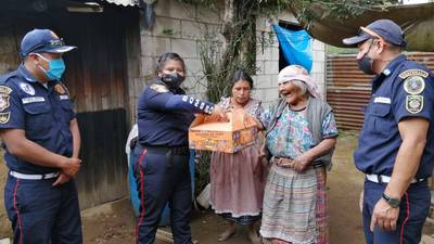 Bomberos entregan donación de pasteles a asilos y personas necesitadas en Chimaltenango