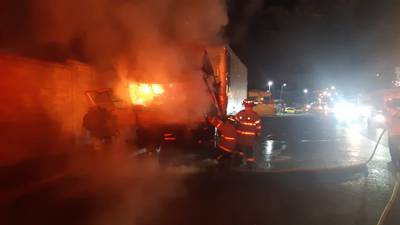 Bomberos logran controlar incendio de camión en ruta al Atlántico