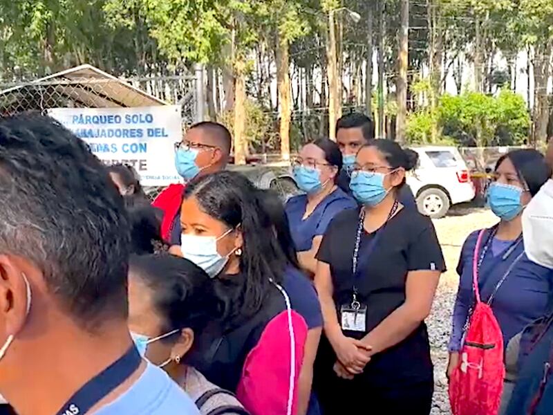 Personal protesta por cierre del Hospital Temporal del Parque de la Industria