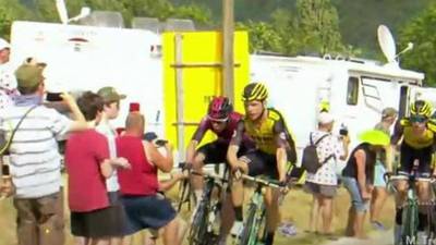 VIDEO. Expulsan a dos ciclistas en el Tour de Francia por altercado 