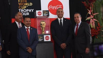 Trofeo de la Copa del Mundial llega a Costa Rica acompañada de David Trezeguet