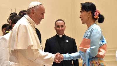 El Papa llega a capital birmana para entrevistarse con famosa activista
