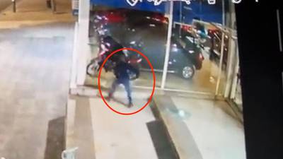 VIDEO. En 20 segundos, ladrón rompe vidrios de agencia y se roba moto en exhibición