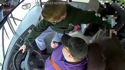 VIDEO. Alumno evita choque de bus escolar tras desmayo de conductora