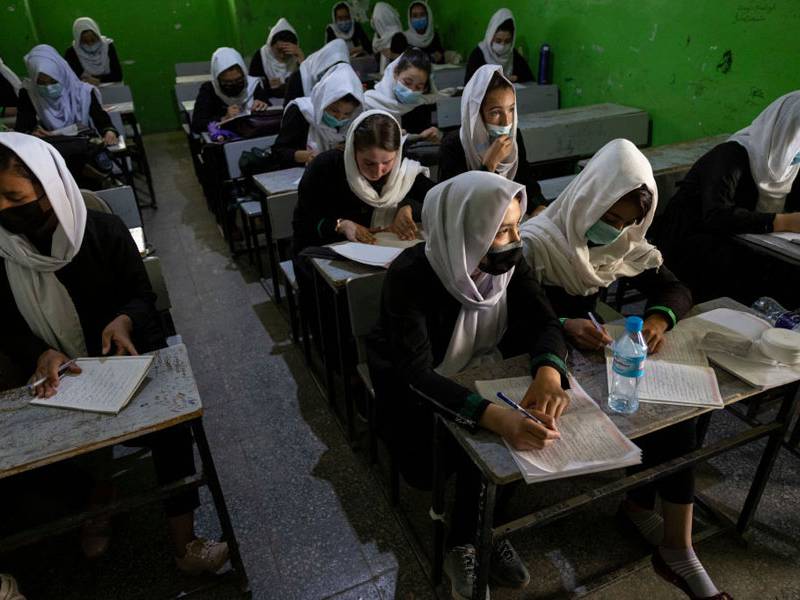 Talibanes permitirán educación superior para mujeres