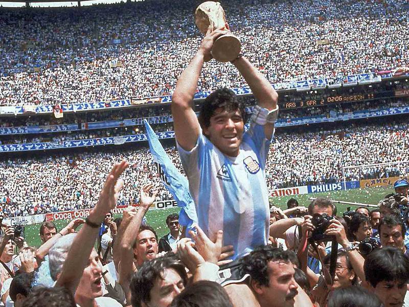 FIFA organizó un homenaje a Maradona y otras leyendas del futbol en el sorteo del Mundial