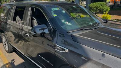 VIDEO: captan atentado contra empresario que se conducía en su camioneta