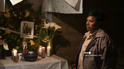 Familiares velan fotos de migrantes, supuestas víctima de masacre en Tamaulipas