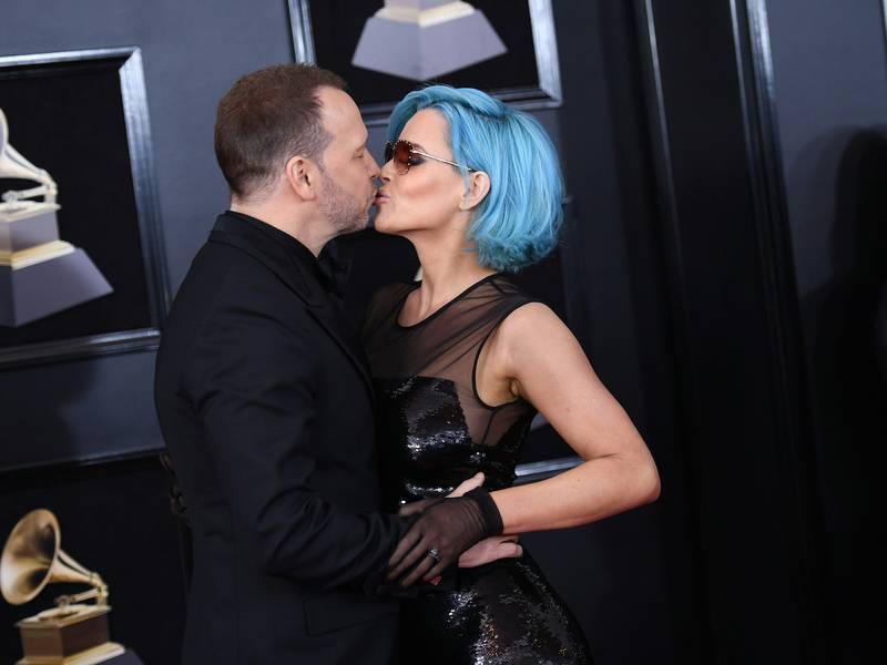 Jenny McCarthy llega a los Grammy con el pelo azul y con un ex New Kids on the Block