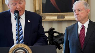 Salida de Sessions pone en riesgo investigación sobre Rusia