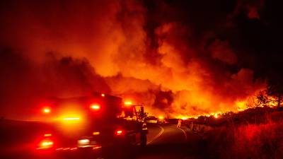 VIDEO. Evacúan a 50 mil personas por incendios en California
