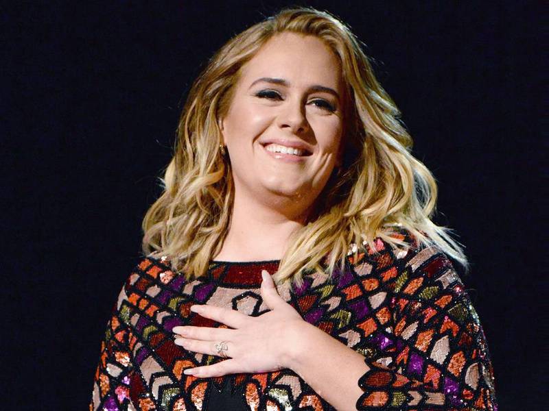 Adele celebra sus 33 años completamente al natural y delgadísima