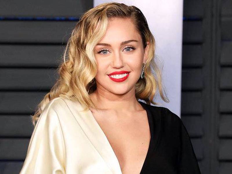 Miley Cyrus asusta a sus fans al posar desnuda dentro de un ataúd