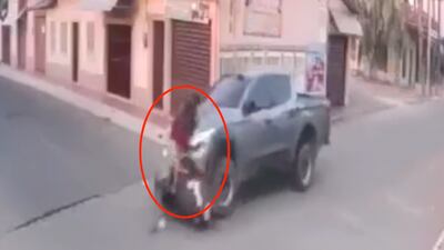 VIDEO. Conductor de picop arrolla a mujer en moto y sale huyendo