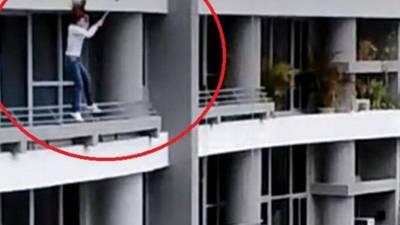 VIDEO. Mujer cae de un edificio al intentar tomarse una selfie