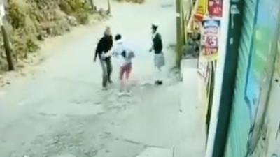 VIDEO: tío apuñala salvajemente a su sobrina en vía pública