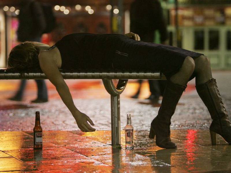 Reportan unos 32 muertos tras tomar alcohol adulterado en Rusia
