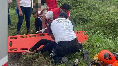 Motocicleta cae al río Motagua y una niña está desaparecida