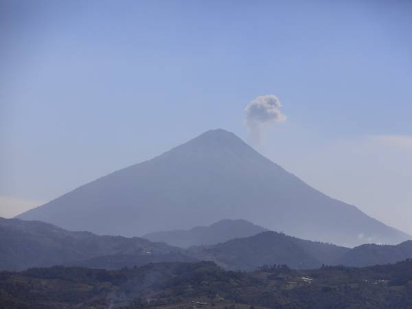 Incendio en volcán de Agua está controlado en un 60%