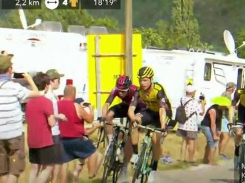 VIDEO. Expulsan a dos ciclistas en el Tour de Francia por altercado 
