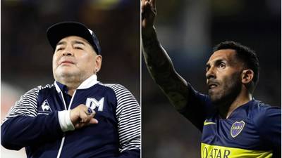 VIDEO. Diego Maradona cumplió: besó a Carlos Tévez en la boca 