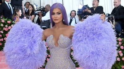 FOTOS. Kylie Jenner deja ver sus atributos con diminuto vestido transparente