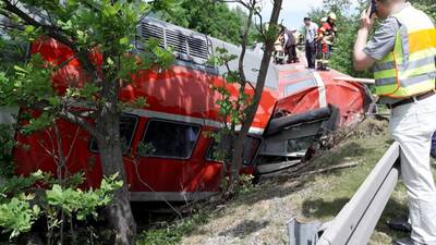 Aumenta a cinco el número de muertos en accidente de tren en Alemania