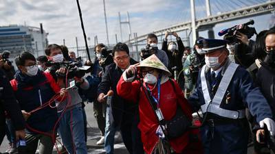 Pasajeros de crucero en cuarentena por coronavirus desembarcan en Japón