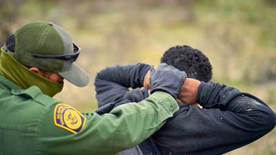 Juez de EEUU ordena suspender norma que bloquea a migrantes en la frontera