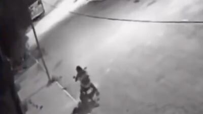VIDEO. Hombres a bordo de una moto tiran cadáver en la calle