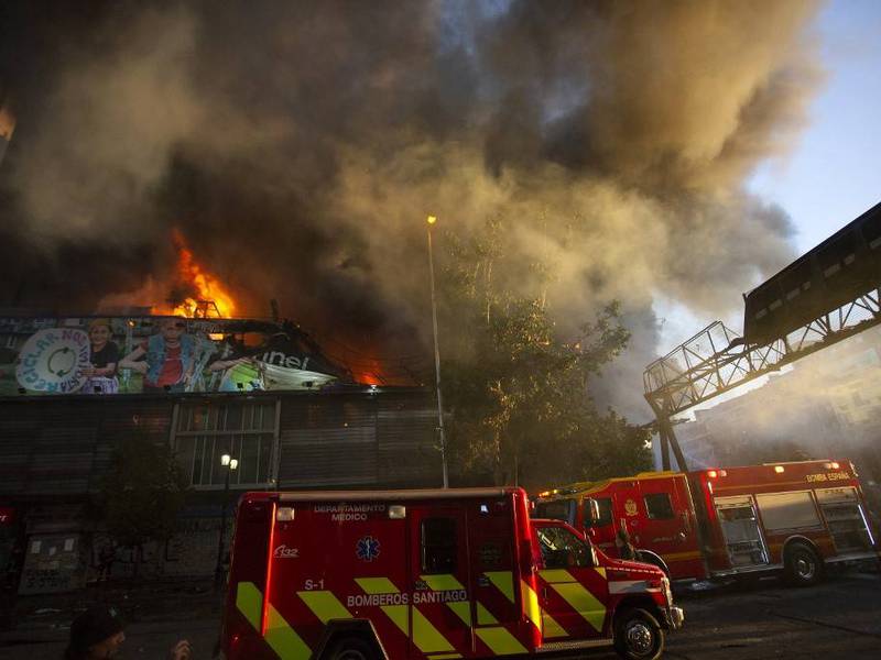 VIDEO. Incendio de un edificio en centro de Santiago en medio de violentas protestas