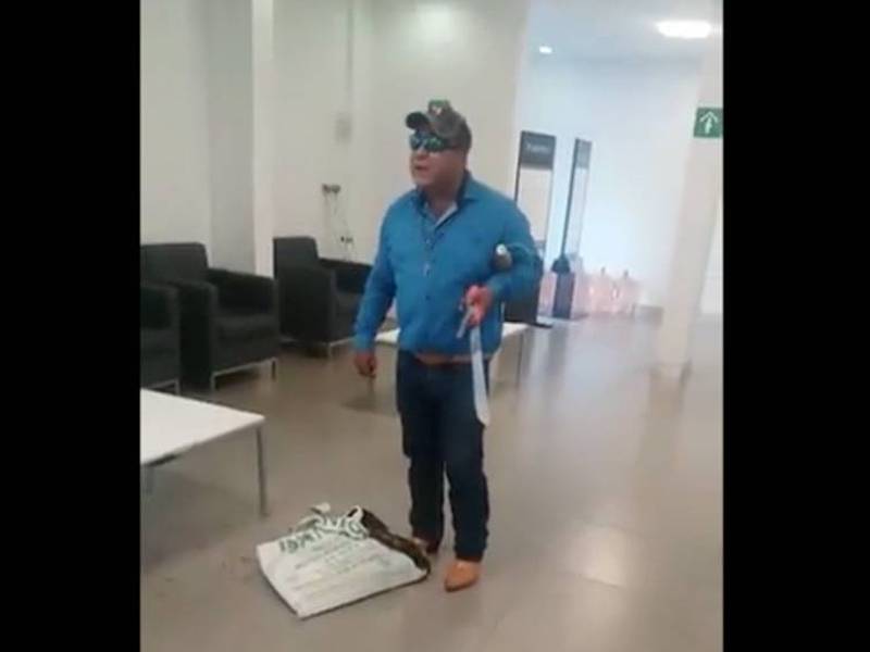 VIDEO. Hombre es abatido en México al intentar asaltar un banco con machete y bomba incendiaria