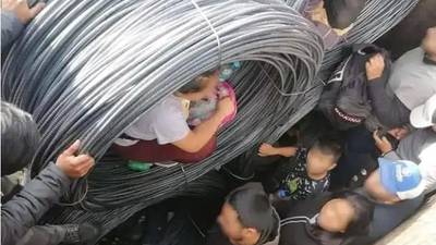 Migrantes guatemaltecos estaban escondidos en rollos de alambre dentro de las góndolas de un tren