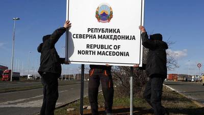 Macedonia del Norte reemplazará pasaportes, moneda y señalizaciones