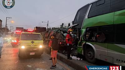 Accidente de autobús y tráiler deja 18 personas heridas en ruta al Atlántico